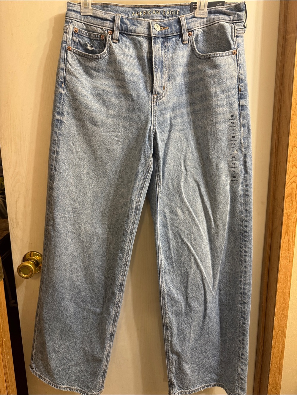 American Eagle Outfitters Light Wash Straight-Leg Stove pipe Women’s Jeans